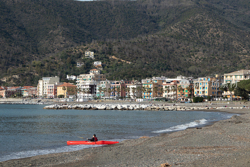 Sestri Levante -独木舟进入童话湾的大海